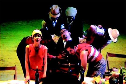 La compañía Matarile Teatro, en un momento de la obra 'Historia natural (elogio del entusiasmo)'.