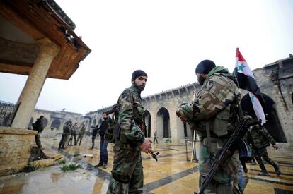 Fuerzas sirias observan el interior de la mezquita de los Omeya, en Alepo el 13 de diciembre.