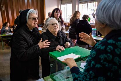 Monjas ejercen su derecho al voto en el Colegio Mercedarias de Granada.
