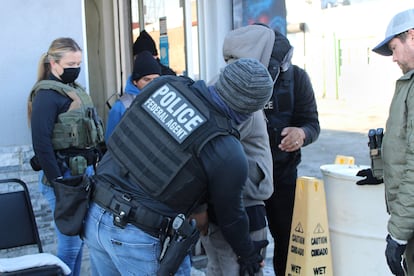 Federal agents arrest an illegal migrant during a worksite enforcement operation at a car wash, January 28, 2025, in Philadelphia, Pennsylvania.
Europa Press/Contacto/Handout/Ice
28/01/2025 ONLY FOR USE IN SPAIN