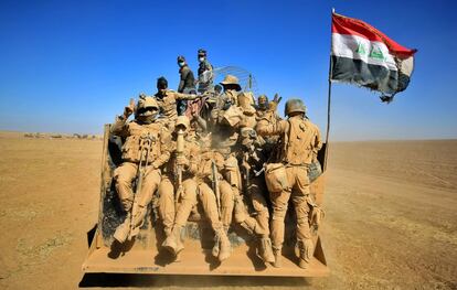 Al menos 95 miembros del grupo terrorista Estado Islámico murieron en operaciones de las tropas iraquíes al este y al sur de la ciudad septentrional de Mosul, capital de la provincia de Nínive y principal bastión de los yihadistas en Irak. En la imagen, fuerzas iraquíes en la parte trasera de un vehículo avanzan por el desierto, el 20 de octubre.