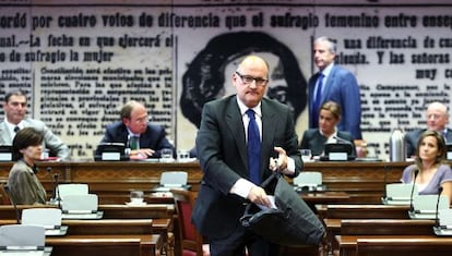 Cobos, durante su examen en el Senado en noviembre de 2010 para ser magistrado del Constitucional, en el que omiti&oacute; su militancia en el PP. 