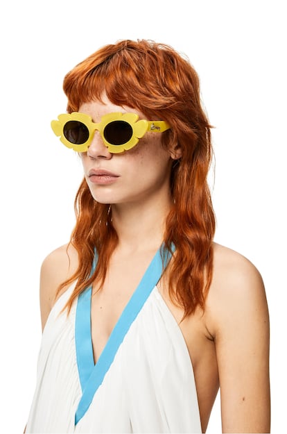 Con forma de flor y en color amarillo, no encontrarás gafas de sol más originales y divertidas como estas de Loewe.

300€