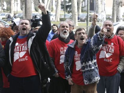 Una protesta de la plataforma de los afectados por hepatitis C ante el Ministerio de Sanidad.