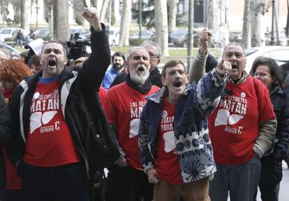 Una protesta de la plataforma de los afectados por hepatitis C ante el Ministerio de Sanidad.