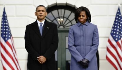 El presidente de EE UU, Barack Obama, y su mujer, Michelle Obama, durante el minuto de silencio en el Capitolio.
