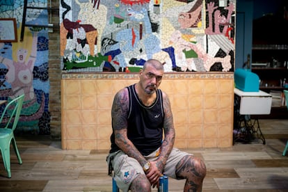 Antonio Valero. Propietario del restaurante Antonio’s, que regenta con su mujer y sus hijos. Sus tatuajes y su colección de botas camperas son su pasión. Recuerda el peculiar olor del barrio y la neblina que había hace años. Era diferente de otras zonas de la ciudad, dice.