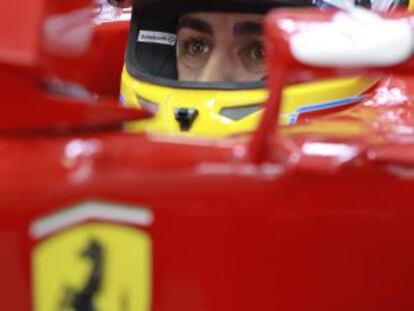 Fernando Alonso, en el garage de Ferrari durante la sesión de clasificación.