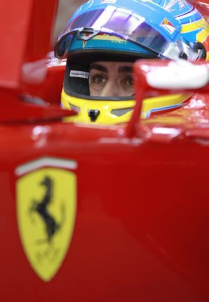 Fernando Alonso, en el garage de Ferrari durante la sesión de clasificación.