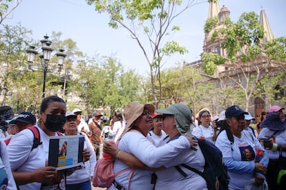 MEX7345. GUADALAJARA (MÉXICO),10/05/2024.- Madres y familiares de personas desaparecidas protestan este viernes en Guadalajara (México). Los reclamos de las mujeres que buscan a sus hijos desaparecidos se escucharon este Día de las Madres en México, otro 10 de mayo "sin nada que festejar", en la Marcha nacional de madres buscadoras en la capital del país. EFE/ Francisco Guasco

