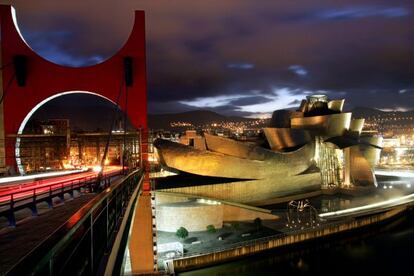 El Puente de La Salve, pintado de rojo por el artista Daniel Buren, y el Museo Guggenheim, de Frank Gehry, en Bilbao.
