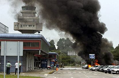 Una espesa columna de humo se eleva desde el aparcamiento del aeropuerto de Santander tras la explosión del coche bomba.