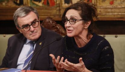Àngel Ros i Sílvia Munt durant la presentació de la minisèrie.