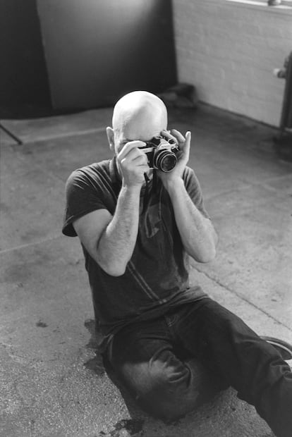 Retrato de Michael Stipe para la promoción de su libro Portraits Still Life (Damiani)