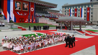 El líder norcoreano, Kim Jong-Un, recibió este miércoles a Vladímir Putin con una gran ceremonia que incluyó miles del asistentes con banderas de Rusia y retratos de su presidente