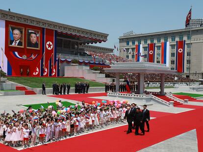 El líder norcoreano, Kim Jong-Un, recibió este miércoles a Vladímir Putin con una gran ceremonia que incluyó miles del asistentes con banderas de Rusia y retratos de su presidente