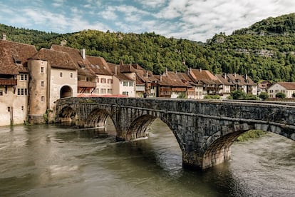 Saint-Ursanne se encuentra en la región del Jura y es especialmente reconocido por la excelente preservación de su patrimonio histórico (la mayoría de sus viviendas datan del periodo entre los siglos XIV y XVI) y sus famosas fiestas medievales, que se celebran cada dos años y reúnen a amantes del medioevo y hasta 600 participantes, como cocineros y artesanos, que recrean con lujo de detalles el periodo. El evento tiene lugar en julio, todos los años impares. Otra atracción de este auténtico pueblo medieval es su festival Piano a Saint-Ursanne, que reúne a reconocidos pianistas clásicos.