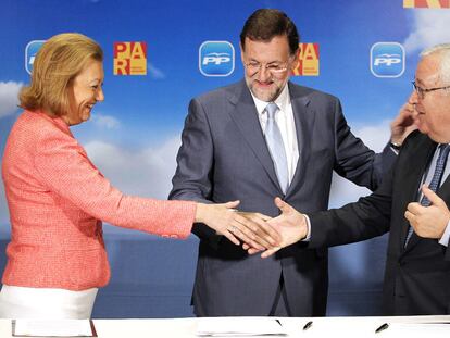 Luisa Fernanda Rudi, Mariano Rajoy y José Ángel Biel, tras la firma del pacto del PP y el Par.