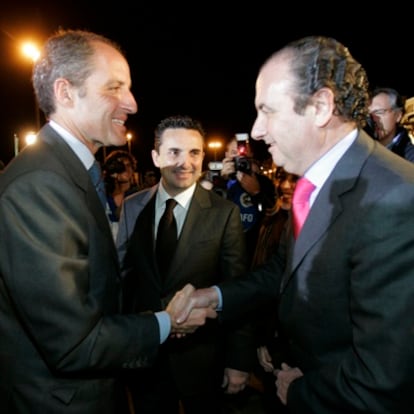 Francisco Camps saluda a José Joaquín Ripoll en presencia del alcalde de La Nucia, Bernabé Cano, en la inauguración del polideportivo municipal de La Nucia en febrero pasado.