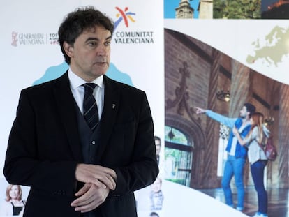 El secretario auton&oacute;mico de Turismo, Francesc Colomer, ante uno de los carteles que podr&aacute;n verse en Fitur. 