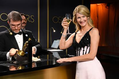 Laura Dern (53 años)

Ni el Oscar a la mejor actriz de reparto conseguido el pasado 10 de febrero, ni los Emmy y Globos de Oro cosechados recientemente por Big Little Lies, ni su omnipresencia en alfombras rojas, mesas redondas o portadas de revista, hacen justicia al cariño que la industria de Hollywood y el público tienen a la figura de Laura Dern. Solo este sketch se acerca un poco a resumir el sentir general hacia ella. Diosa.