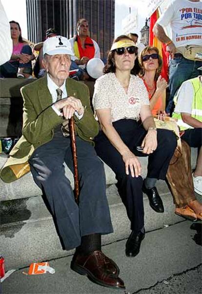 El senador Manuel Fraga y la ex comisaria europea Loyola de Palacio, en la plaza de Colón.