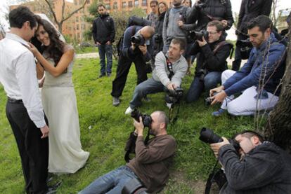 Fran Russo, on the grass wearing a brown shirt, with students during the workshop he gave at the Wedding Photographers' Congress.