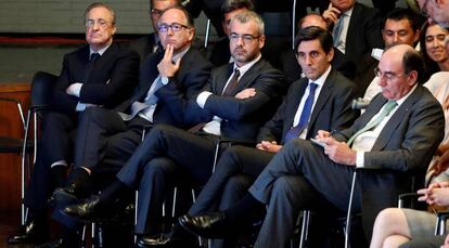 De izquierda a derecha, Florentino Pérez (ACS), Luis Gallego (Iberia), Maurici Lucena (AENA), José María Álvarez-Pallete (Telefónica) e Ignacio Sánchez Galán (Iberdrola), en el acto por los 100 días del Gobierno Sánchez