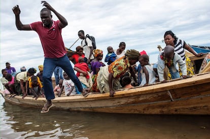 Un grupo de refugiados de la República Democrática del Congo llegan en barca a Nsonga (Uganda).