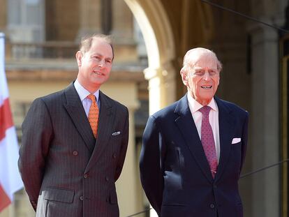 El príncipe Eduardo, junto a su padre, Felipe de Edimburgo, en el palacio de Buckingham, el 13 de marzo de 2017.