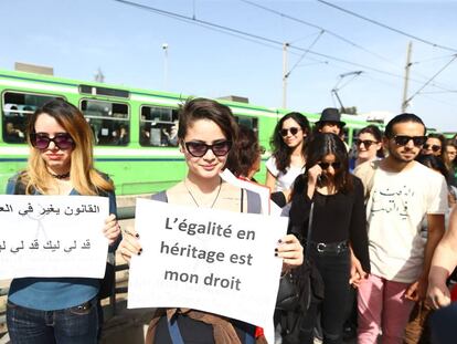 Los manifestantes sostienen pancartas y gritan consignas durante una marcha desde Bab Sadun a la plaza Bardo, demandando los mismos derechos de herencia para las mujeres en Túnez,
 