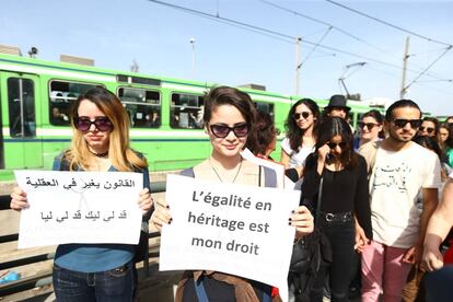 Los manifestantes sostienen pancartas y gritan consignas durante una marcha desde Bab Sadun a la plaza Bardo, demandando los mismos derechos de herencia para las mujeres en Túnez,