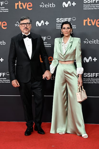 El otro hermano de Javier Bardem, Carlos Bardem, con 'smoking', también acudió a la cita junto a su pareja, Cecilia Gessa, que llevó un traje satinado verde claro.