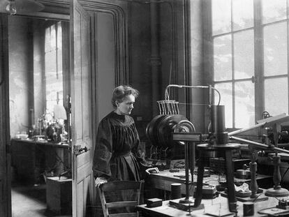 Marie Curie (1867-1934, premio Nobel de Física en 1903), en su laboratorio parisiense en los primeros años del siglo XX.