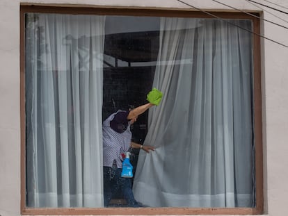 Una trabajadora del hogar labora en una casa en la colonia Lomas de Virreyes, en Ciudad de México, en agosto de 2022.