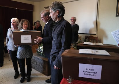 El secretario de Estado de Memoria Democrática, Fernando Martínez, entrega a sus familiares los restos de Marcela Castelo, fusilada en 1936 y arrojada a una fosa exhumada en 2022. "Esto es un acto de humanidad", declaró durante el acto. 