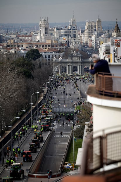 Una fila de tractores a su llegada a la madrileña Puerta de Alcalá, este miércoles. 