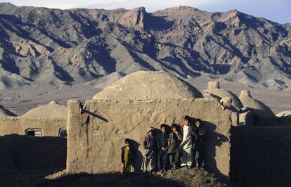 Un grupo de niños afganos juegan a las afueras de Herat. El desarrollo económico está considerado como un arma vital para evitar que el país se hunda de nuevo en la guerra civil y para frenar el extremismo islamista después de 100.000 tropas de combate internacionales se retiran.