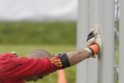 Víctor Valdés hace estiramientos en una sesión preparatoria con la selección española.