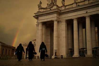 Tres monjas caminan por la plaza de San Pedro, en el Vaticano, el pasado 29 de abril.