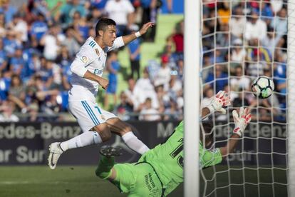 Ronaldo marca el segundo gol del Real Madrid ante el Getafe.