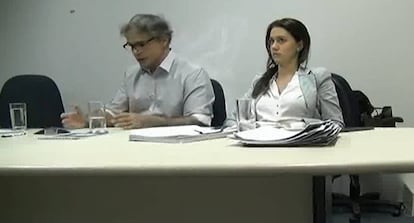 O marqueteiro Renato Pereira, ao lado de sua advogada Danyelle Galvão