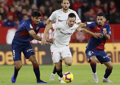 Sarabia intenta irse de Aguilera y Gürler.