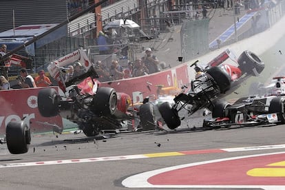 Gran Premio de Bélgica: Una maniobra temeraria de Grosjean provoca un espectacular accidente y arruina en la primera curva la carrera de Alonso. Vettel partió décimo y finalizó segundo. 18 puntos de renta muy importantes.