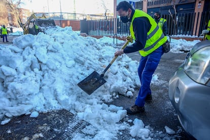 Un operario limpia nieve del alcantarillado de Madrid antes de que comiencen las lluvias.