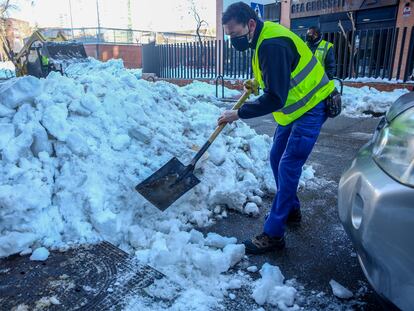 Un operario limpia nieve del alcantarillado de Madrid antes de que comiencen las lluvias.