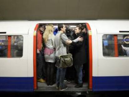 Viajeros intentan entrar en un vagón de metro en la estación de Waterloo en Londres. EFE/Archivo