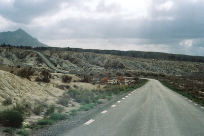 Curva de la carretera de Monteagudo donde se produce el robo de droga a un mafioso o vuelco que se narra en 'De tigres y gacelas'.