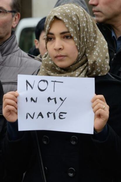 Una joven musulmán muestra un cartel con el mensaje 'No en mi nombre' en la concentración celebrada en Vitoria contra los atentados de Bruselas.