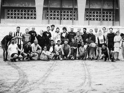 Performance colectivo “La plástica cubana se dedica al fútbol” en 2018, remedo de “La plástica joven se dedica al béisbol”,  de 1989. Complejo deportivo José Martí en La Habana.
